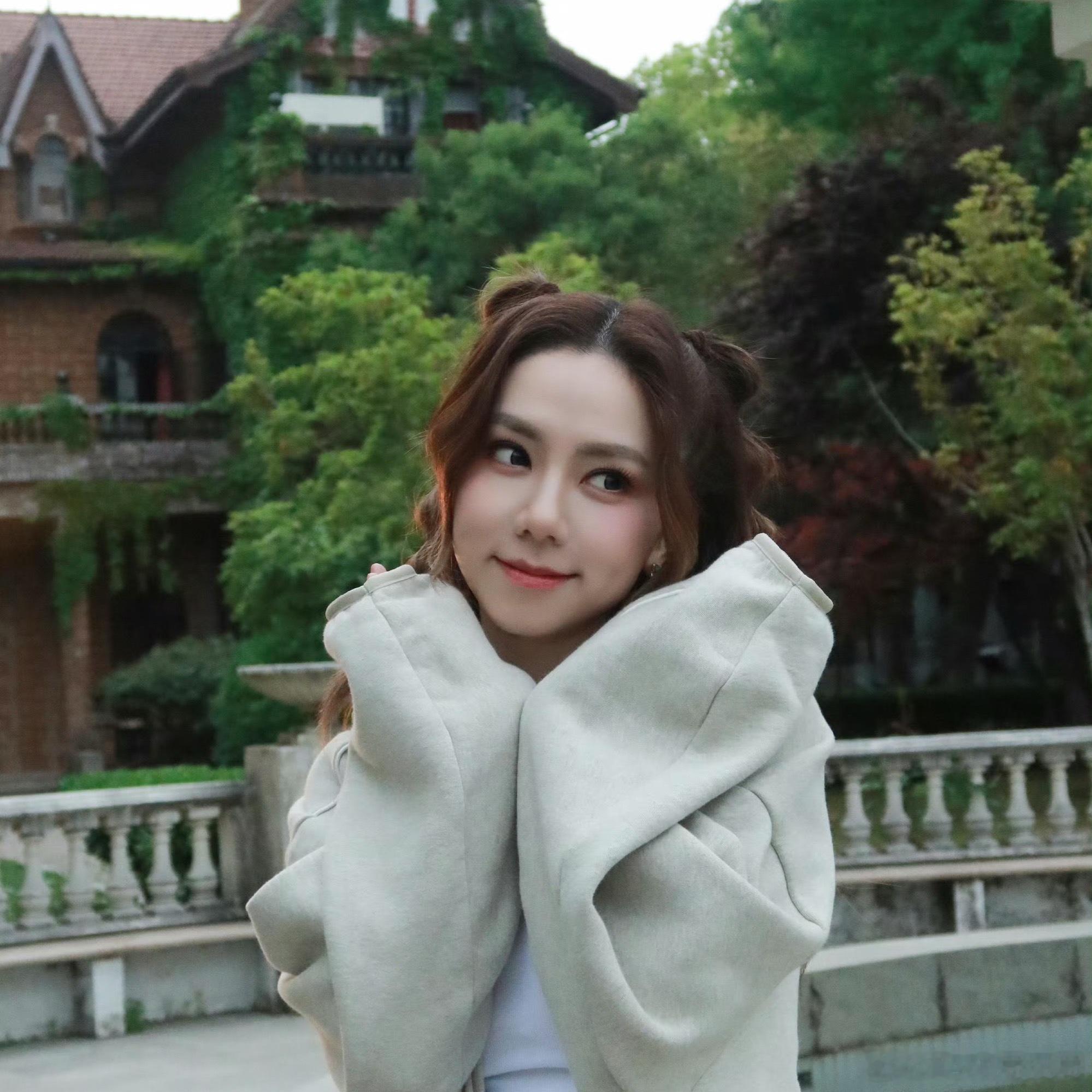曝邓紫棋结婚刷到邓紫棋被曝低调完婚的消息，回看之前的演出片段，发现她早就佩戴戒指
