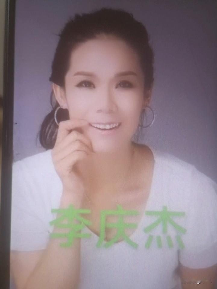 李庆杰，是河南豫剧院青年团主力演员，中国戏曲学院本科毕业。主攻青衣、老旦，戏路十