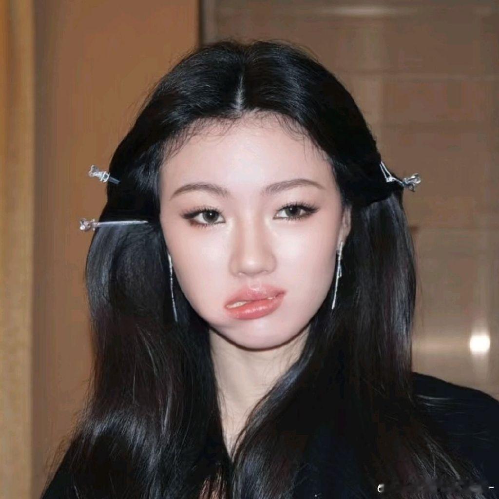 好啦，单依纯的秘密女友就是本人啦，之前不公开是怕影响我老公的事业，造谣的可以滚了