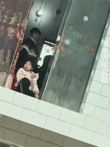 这段故事展现了一份复杂的心情，男子突然出现在前女友的婚礼现场，既有对过去感情的牵