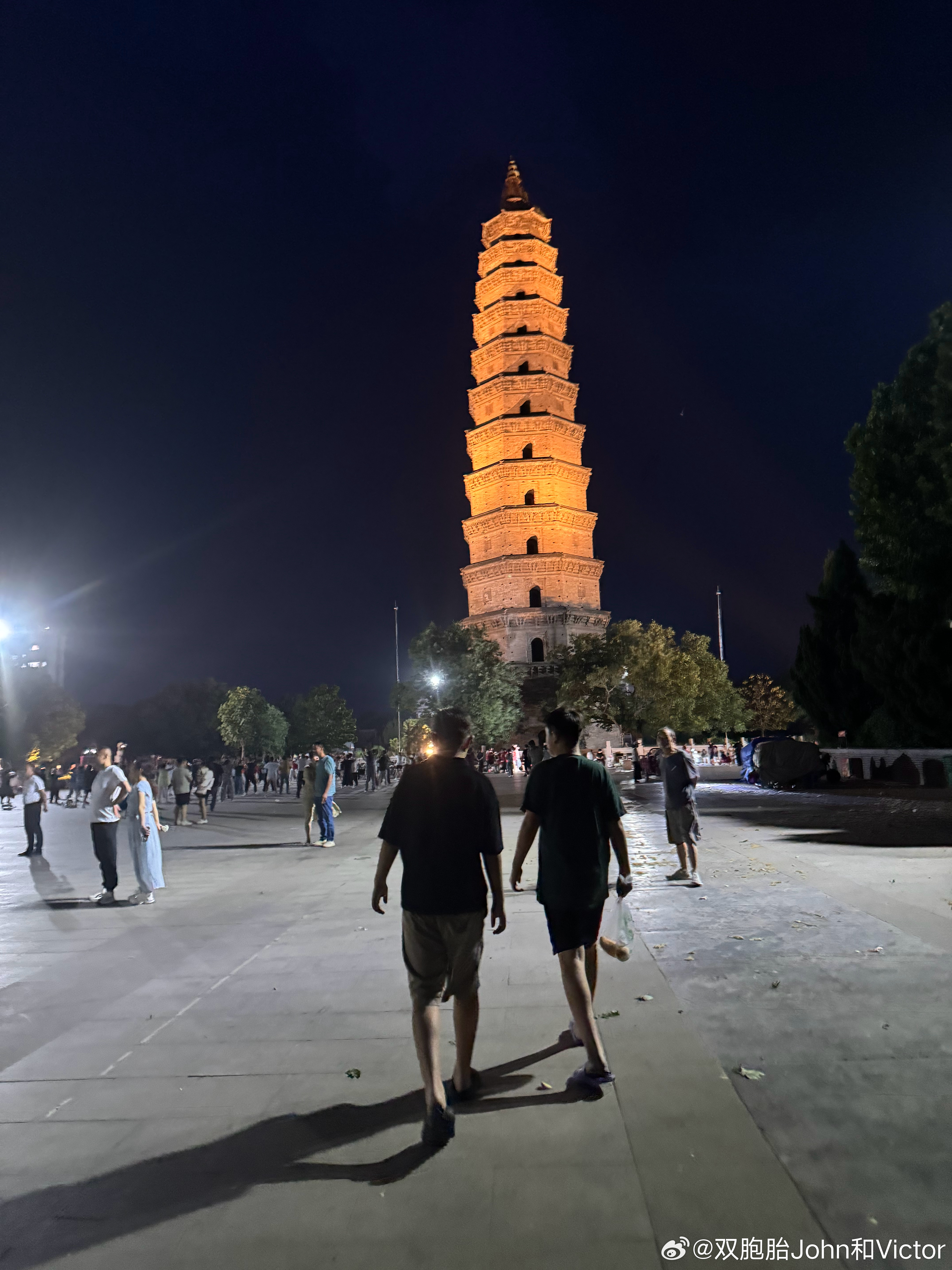去过一次还想去的跳舞广场，他俩轻车熟路的走我前面，到了碰碰车那里没什么人，老板特