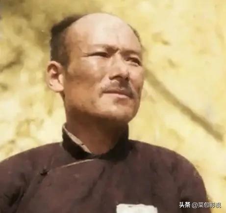 1947年，延安主动撤离。老红军韩继恩因故滞留城中，不幸被俘。面对审讯，他主动交