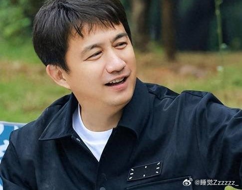 #黄磊线下活动被贴脸喊豆角##黄磊[超话]#好离谱。干嘛呢这是，线上说两句就得了
