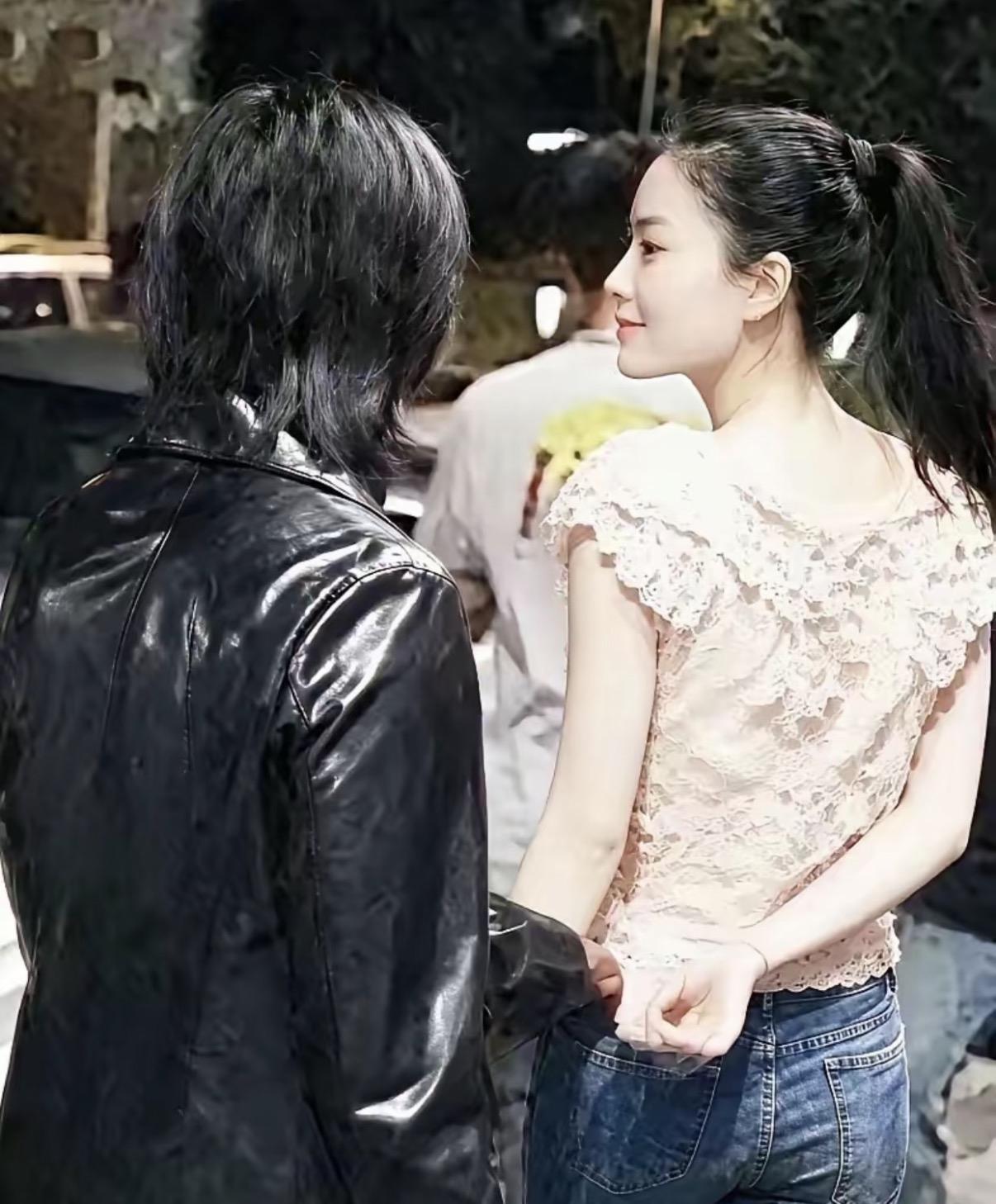 这张抓拍照真绝了！王菲的“娇羞”竟和26年前如出一辙，活得自我又洒脱~

果然真