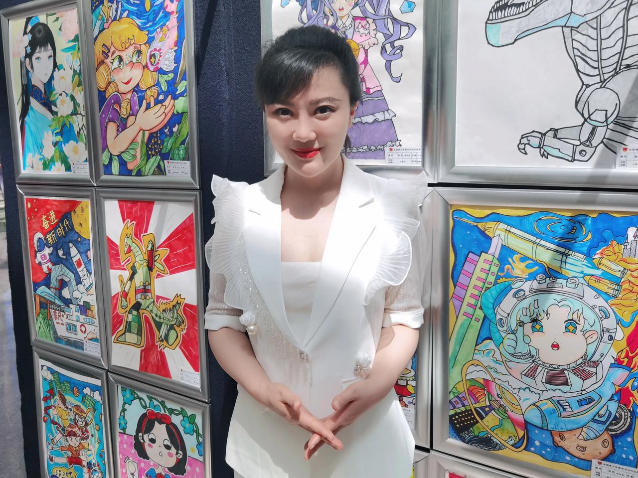 来主持全国青少年美术书法作品展暨世界纪录万米环保艺术长卷全国启动仪式。
​孩子们