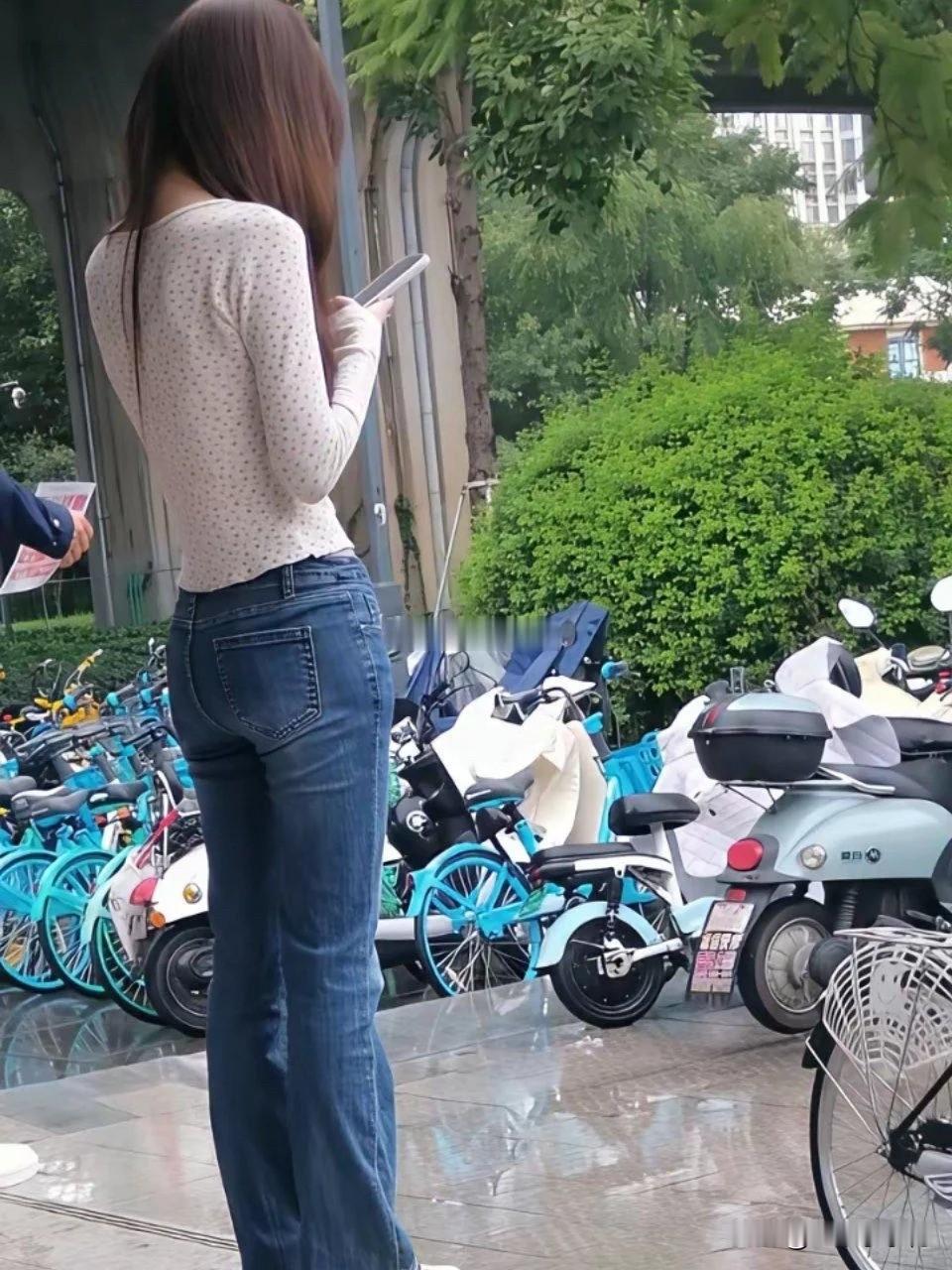 一直感觉这种屁股塌塌的撑不起衣服来