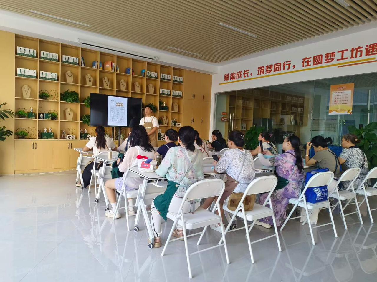 咖啡师公益培训花絮记录∽∽
【公益培训】
以技能赋能，用温暖筑梦幸福碗·圆梦工坊