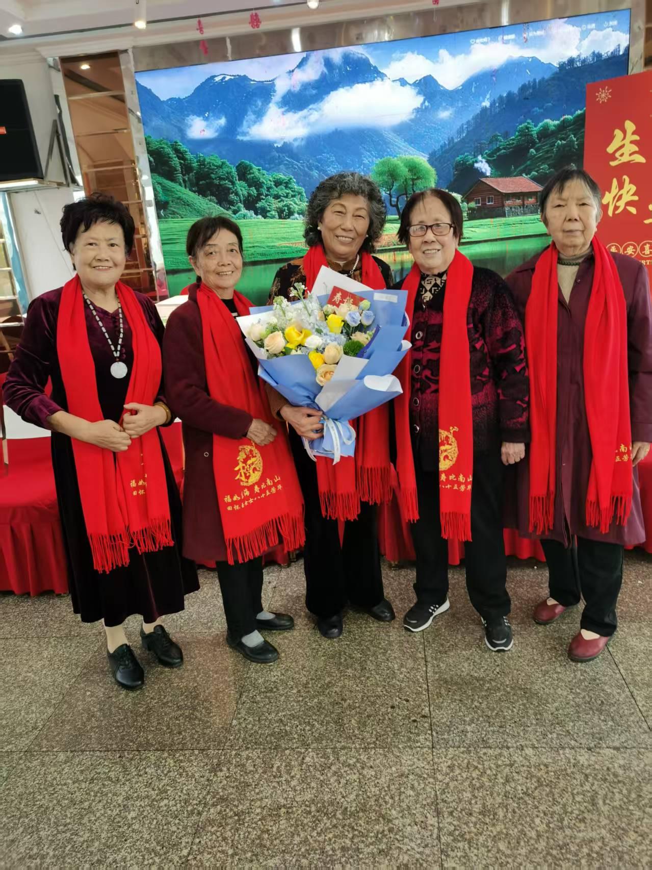 八一建军节这天   我早上6点就通过微信祝老知青田怀玉全家节日快乐

田怀玉是1