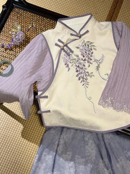 听，紫藤里有风...