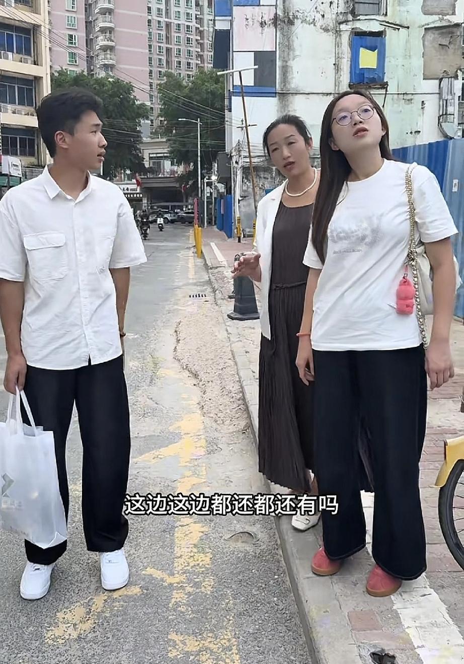 许健华故地重游
想起曾经创业回忆她泪目了
谢炜琳也抱着妈妈哭了，因为这是她小时候