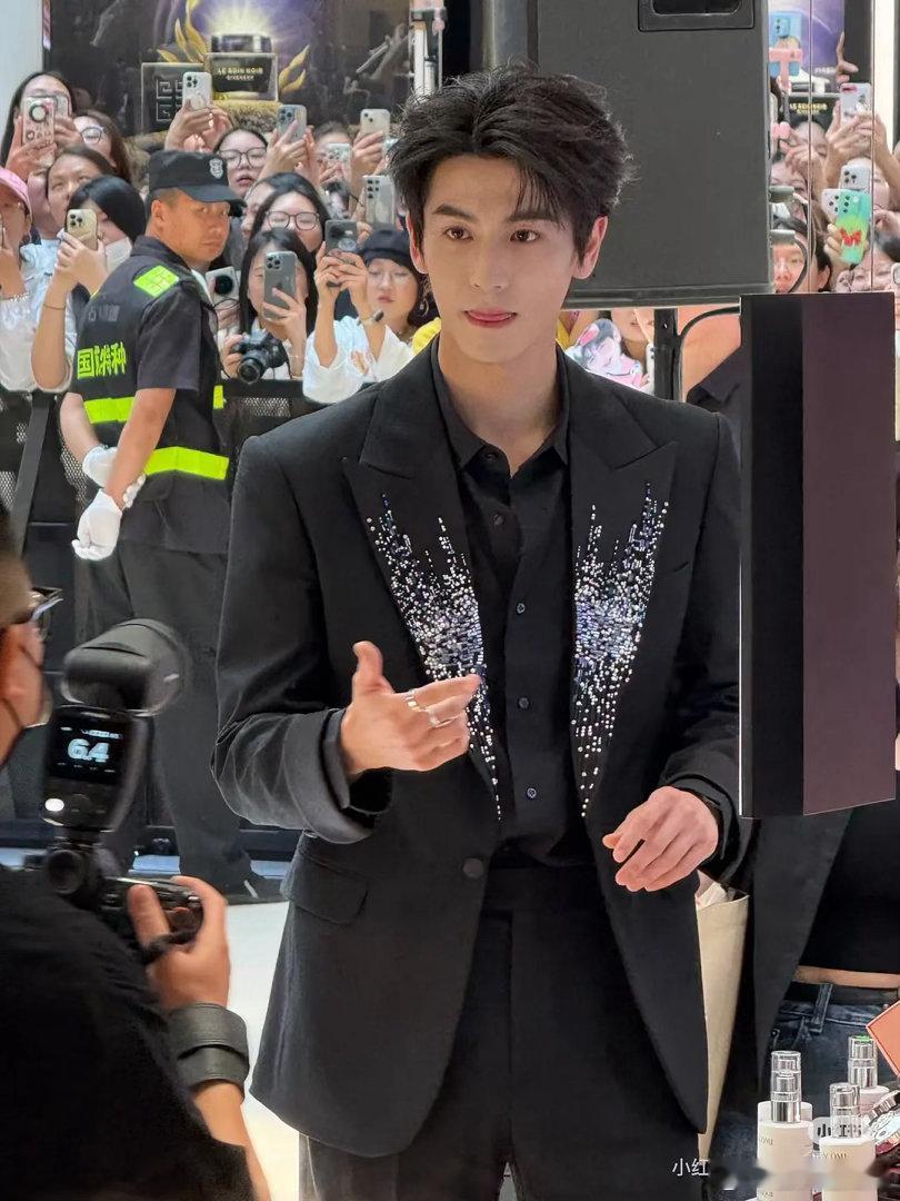 路人镜头下的张凌赫，有差别吗？ 