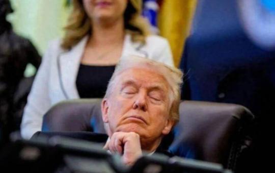 特朗普前亲信公开爆料：特朗普大变，说话做事都不对劲，一副典型的老年痴呆症状。
