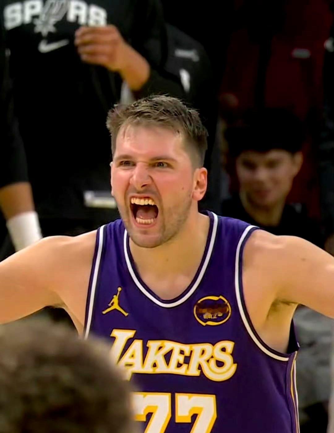 詹姆斯没上，湖人照样炸了。
戴维斯砍33分15板，蒙克三分像开了挂，替补轰下58