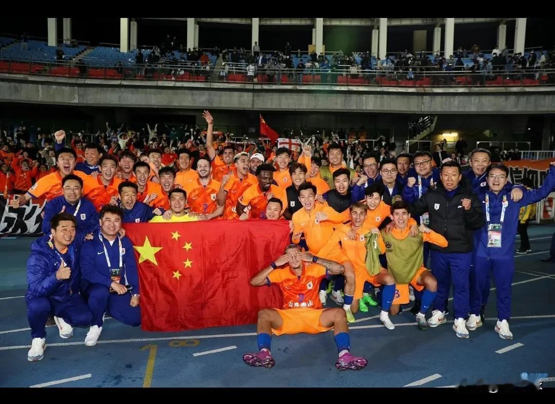 打开手机，全是泰山队6：5川崎前锋，晋级四分之一决赛的消息，不就是亚冠淘汰了一支