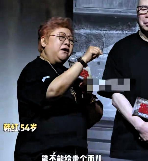艾玛！现在的网络太可怕了，韩红在冯小刚电影《抓特务》北京首映礼现场，为影片站台宣