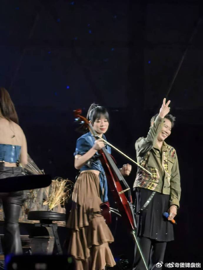 陶喆苏格兰打卤裙陶喆的裙子扣掉了 陶喆巡演也太搞笑了🤗苏格兰打卤裙成全场亮点，