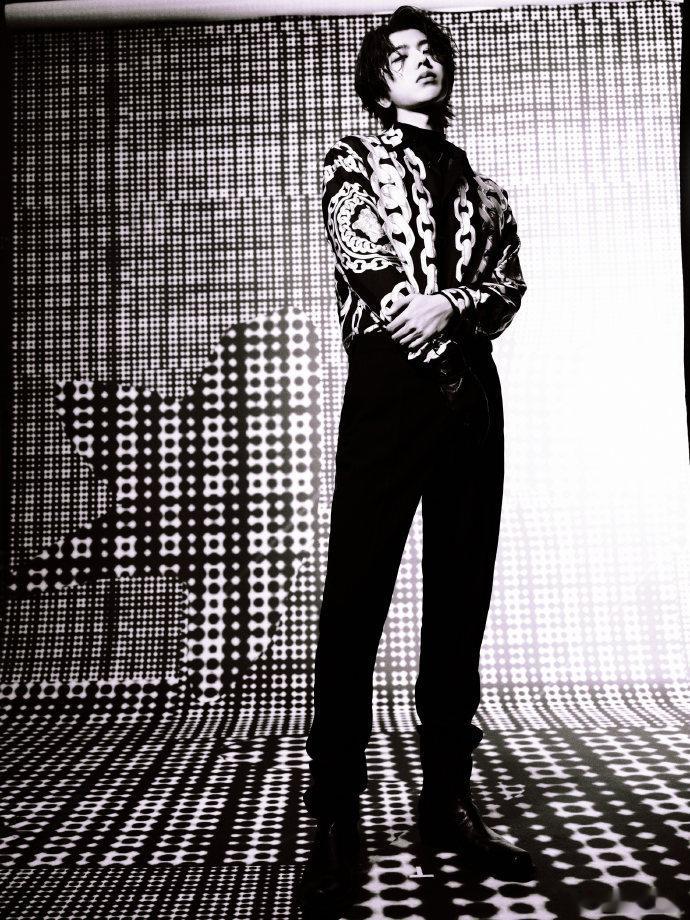 和蔡徐坤共赴时光之约  蔡徐坤时光之约 安静中爆发，沉寂中张扬，蔡徐坤的精致雕刻