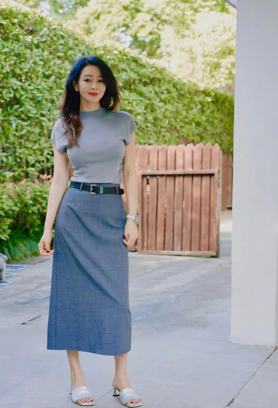 怎么发现照片中的她和殷桃有点撞脸，有点像呢？不过她比殷桃还小三岁，她是东北姑娘，