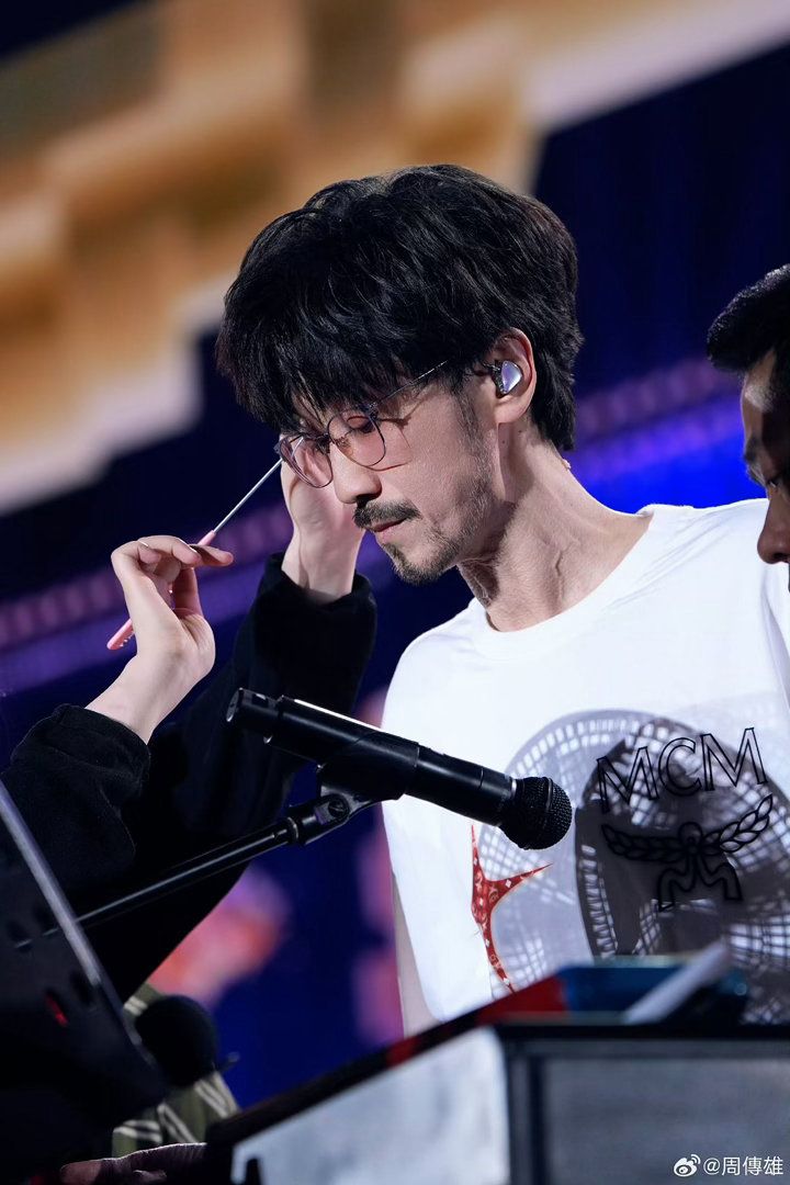 周传雄演唱会新歌首唱演唱会提前解锁周传雄新歌杭州站现场抢先开唱新歌《烟雨平生》，