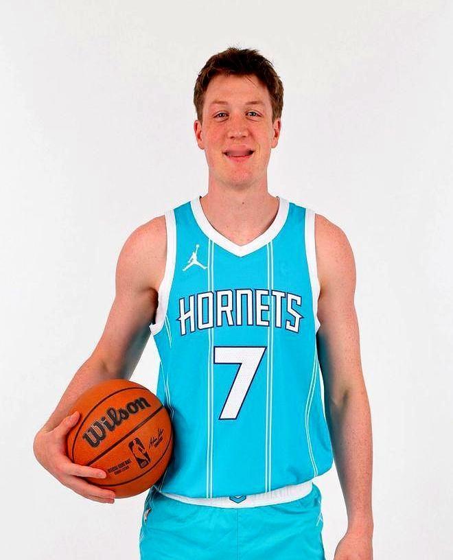 黄蜂队现在谁才是真核心？不是那些老伤员，而是新秀克尼佩尔。最近打骑士他砍28分5