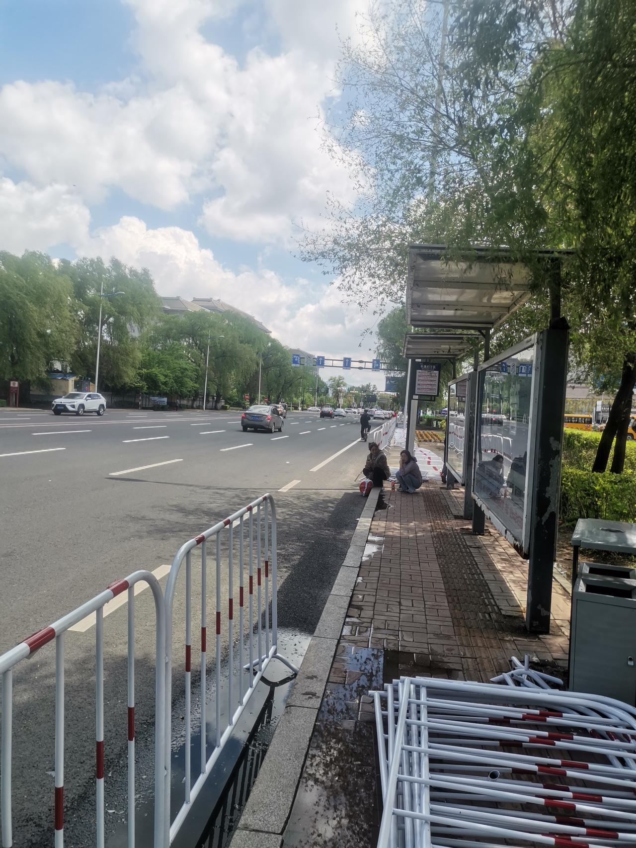 5月28号，吉林市松江南路两旁的隔离栏已安装完毕，为吉马赛事做好准备。

今日路