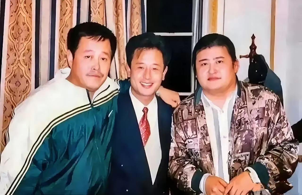 左一赵本山，右一刘欢
最中间这位男人是谁？
他的名气很大，在娱乐圈里n绝对是数一