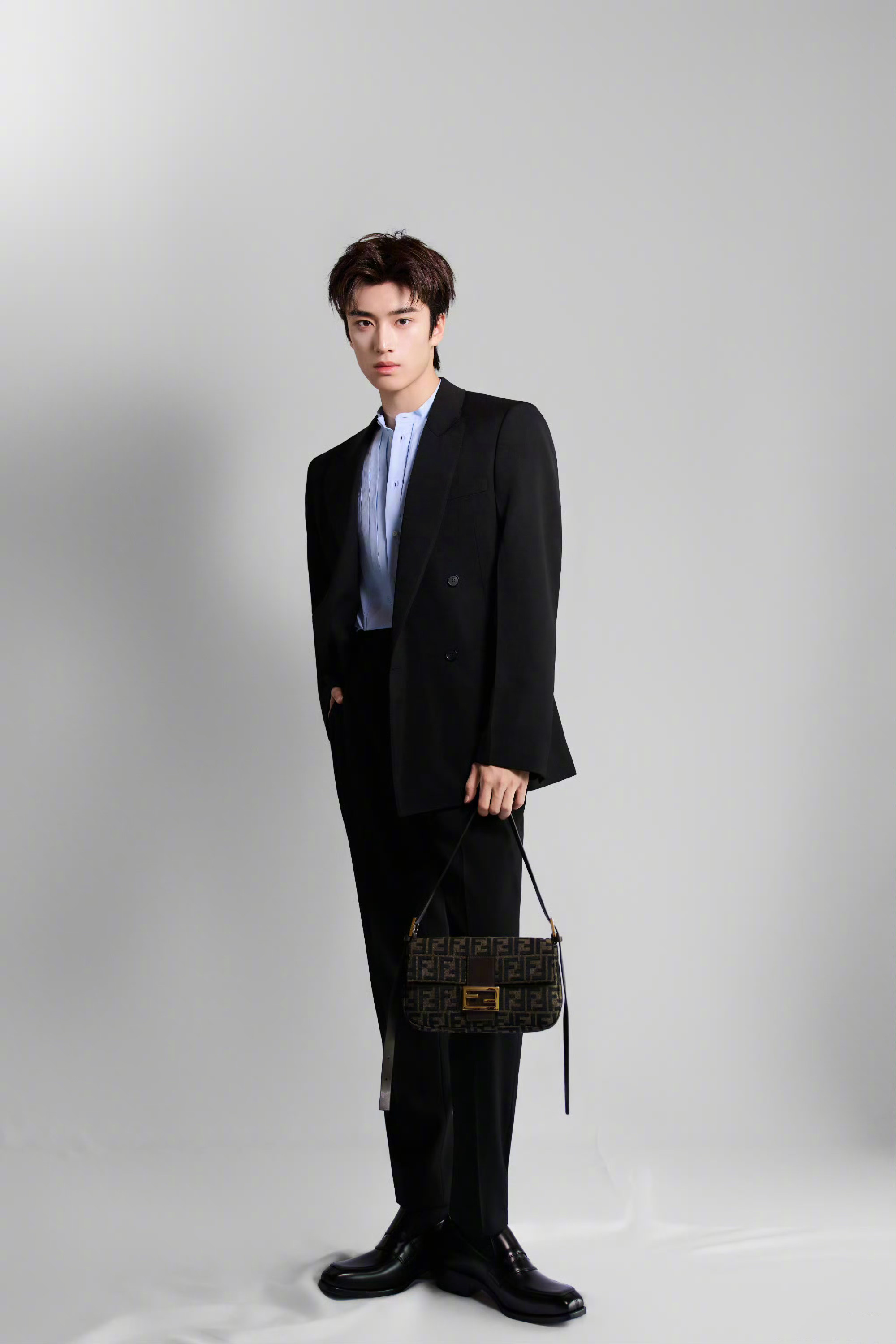 张康乐 × FENDI 身着2026秋冬男士系列，搭配FF印花Baguette手