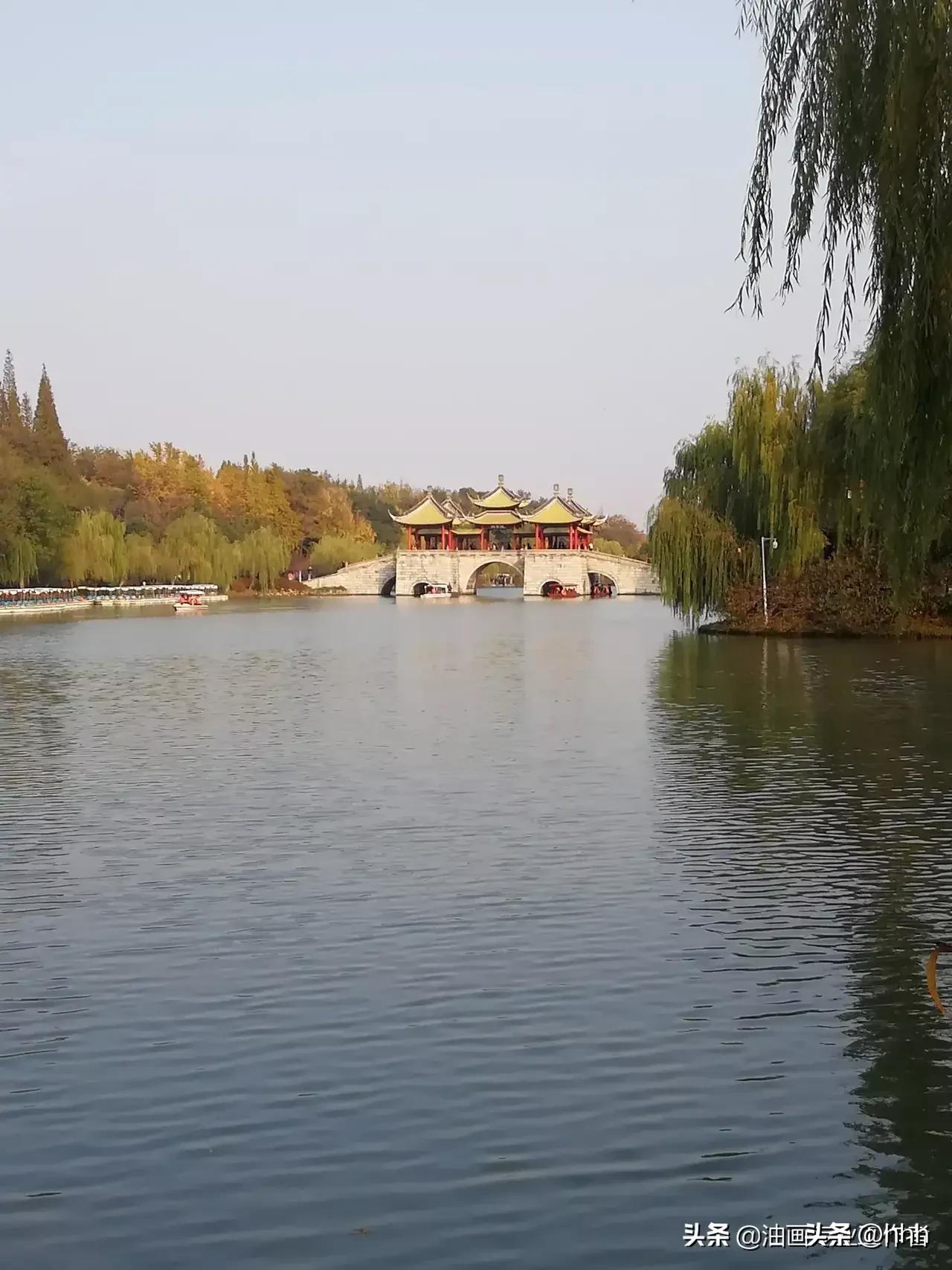 今天早晨去公园跑步，平时锻炼的少，跑了一公里，就受不了。整个人气喘吁吁，上气不接