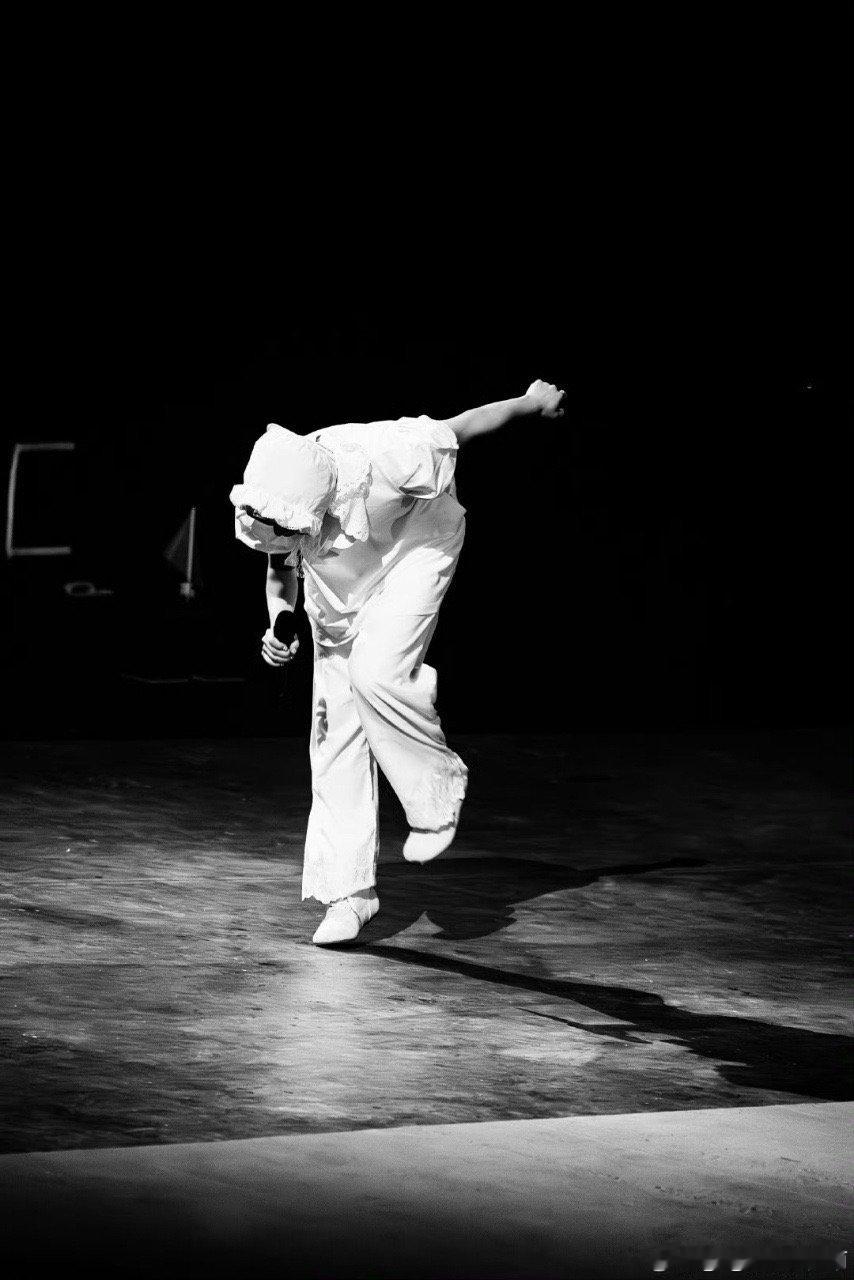 周震南粉丝提前过年了 周震南的宠粉操作太绝了！舞台夯到爆不算，还发124张图宠粉