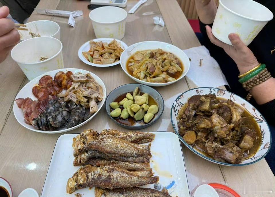 黄晓明晒妈妈炸的鱼黄晓明在微博上晒出了妈妈亲手炸的鱼的照片，这是他在剧组午餐时的
