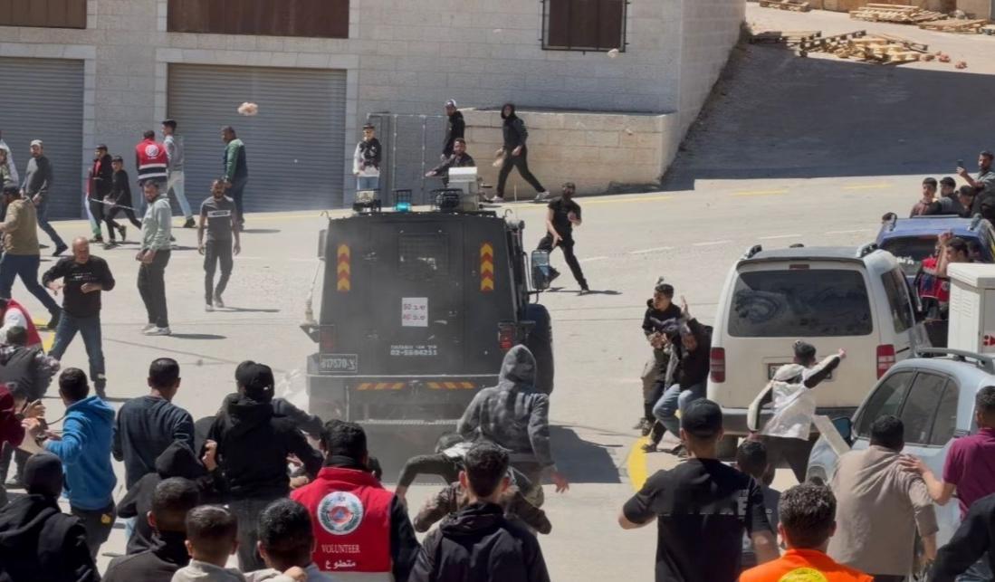 在拉马拉东北部的穆盖尔，以色列军队袭击了一场葬礼队伍，悼念前一天被以色列定居者枪