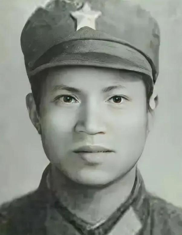 1979年的一处高地上，炮火把草地掀得满是泥土和弹坑。雷应川已经身中数弹，身体几