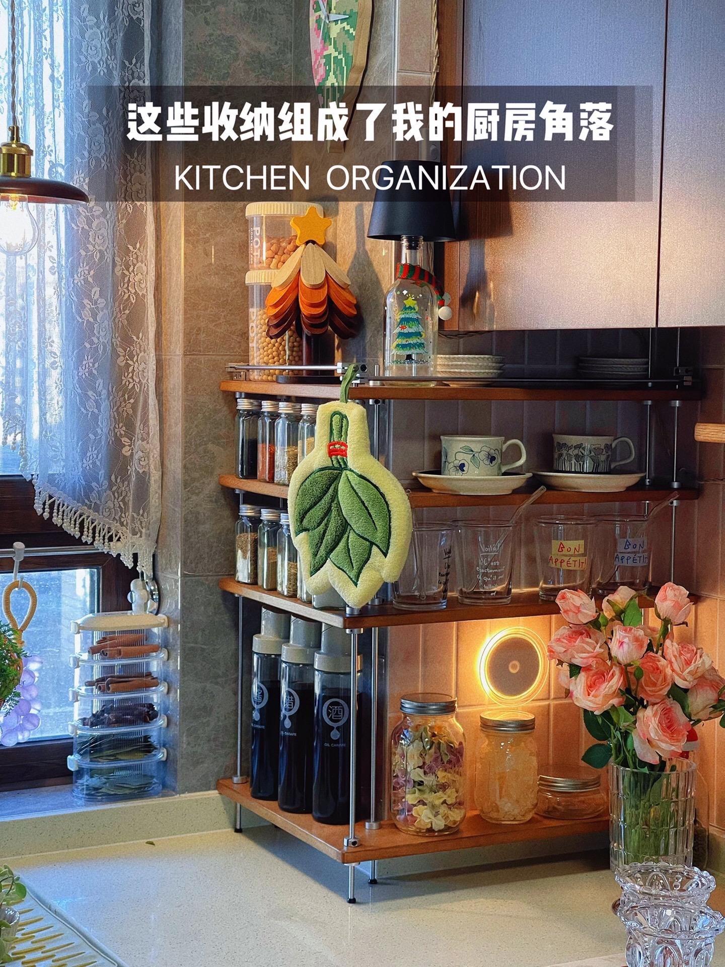 是收纳一点点丰富了是厨房角落吧。不管是隔板置物架，还有各种收纳罐 各种...
