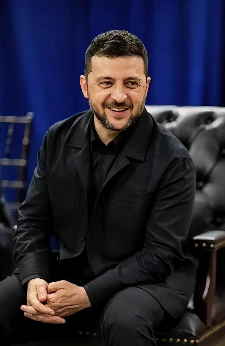 泽连斯基是最不值得同情的。
家里没米，到处乞讨，就这样还天天叫嚷着精神信仰，傻不