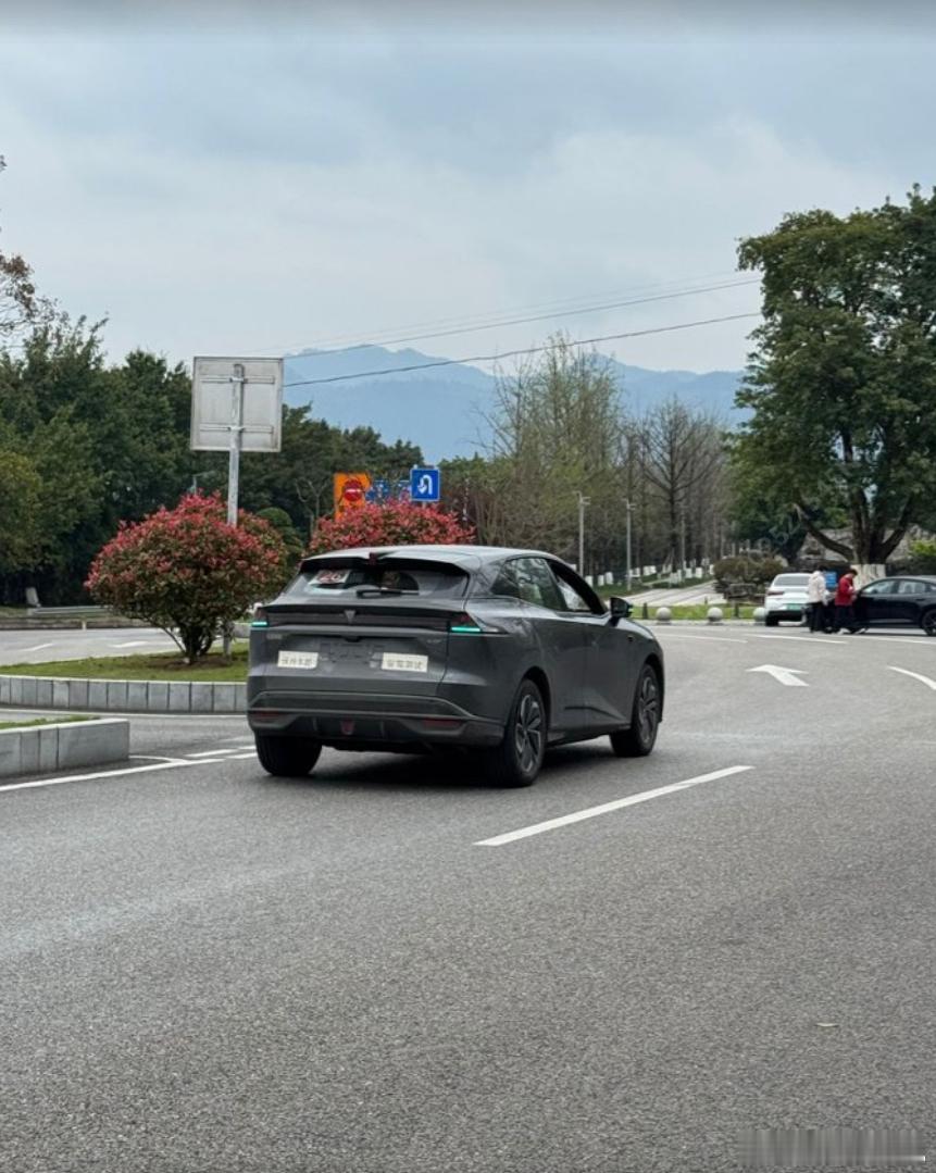 当深蓝 S07 华为乾崑激光版驶入重庆，一场关于智能驾驶的硬核测试就此展开。车上