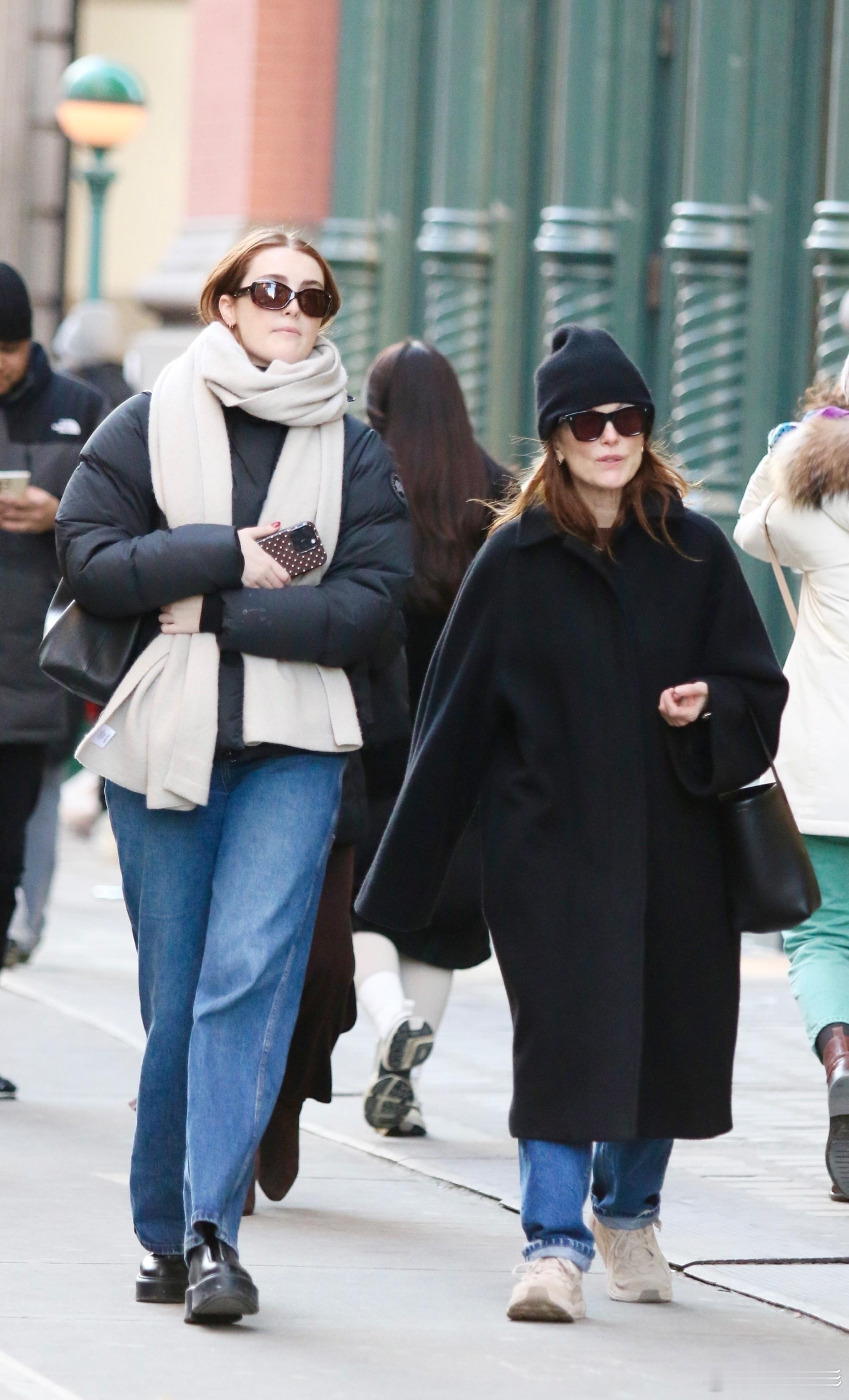 【高清】朱利安·摩尔和女儿1月27日纽约街拍。 Julianne Moore  