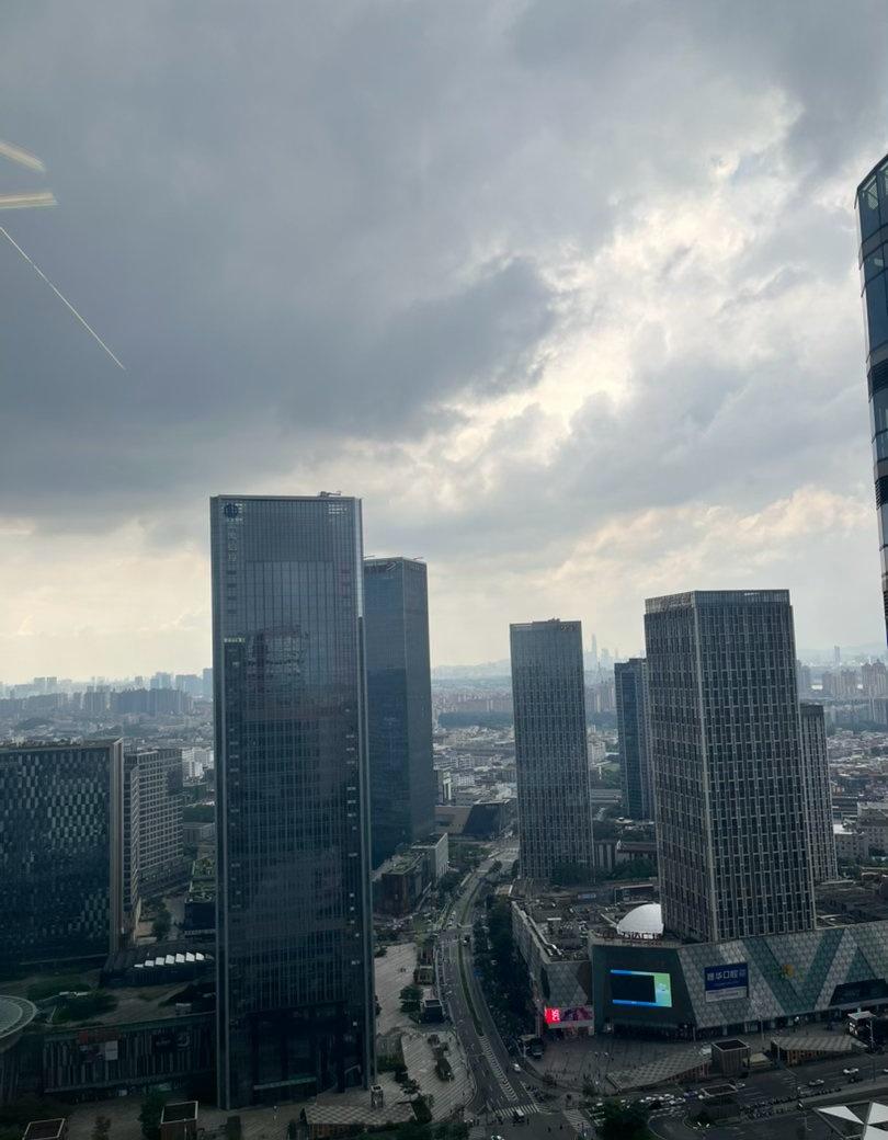 广州还是高温暴晒加突如其来的暴雨N场模式[衰][汗]不过傍晚从酒店出来时又是挺美