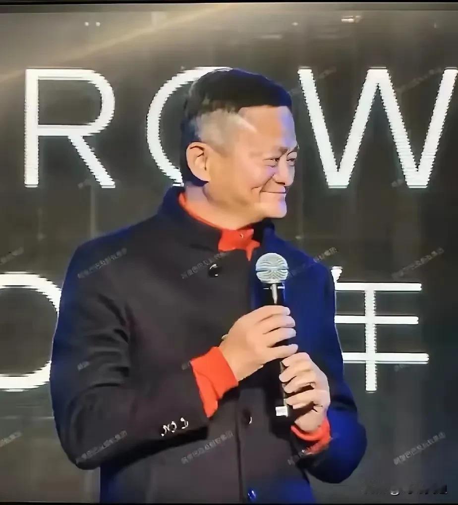 马云终于现身了，感觉好久没有马云的身影，马云还是这么帅气低调，中山装里面加一个红