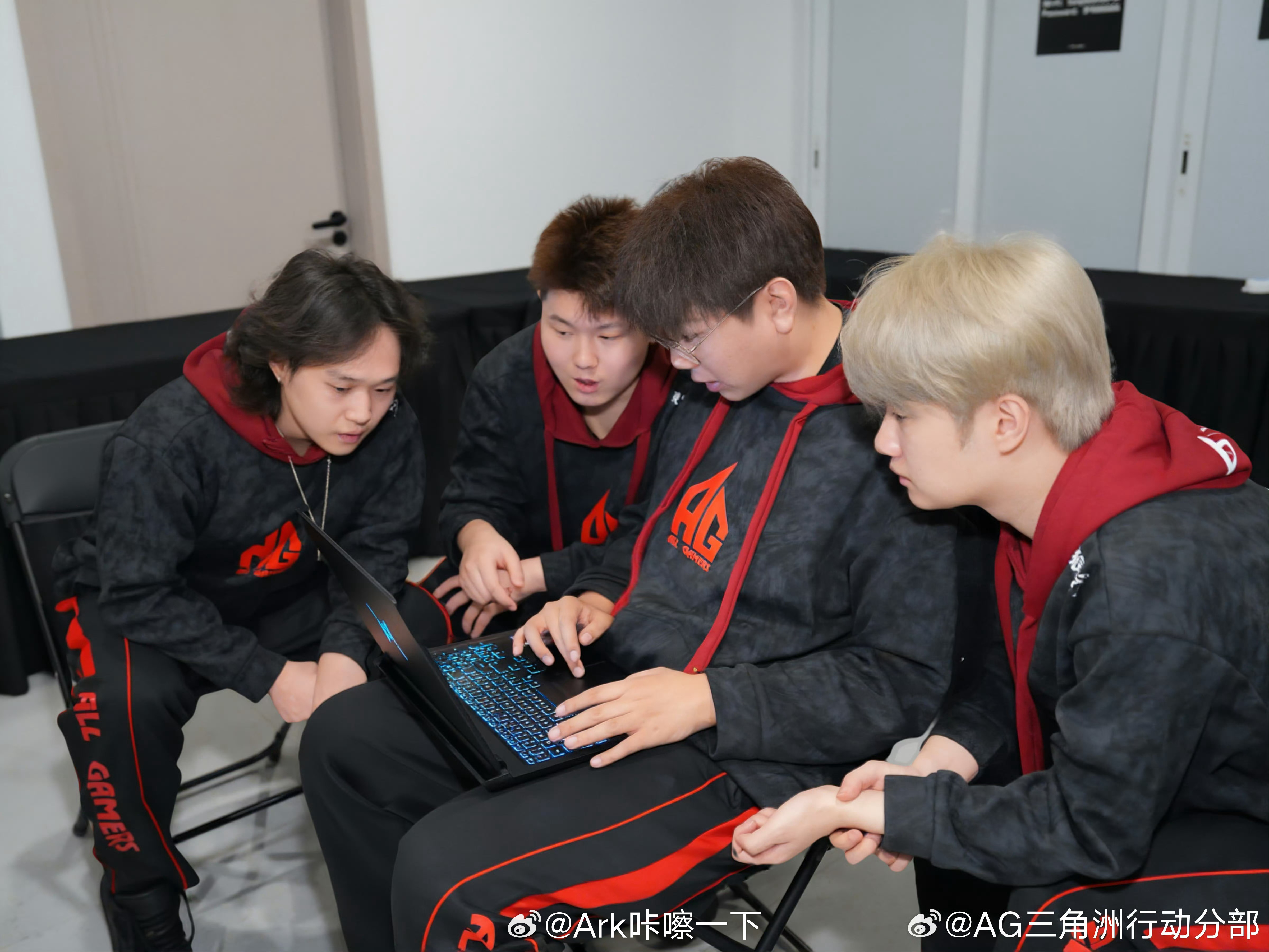 荣耀WINBOOK真机，logo还是荣耀猎人的hunter标，耀子的游戏本真回来