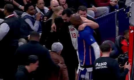 亚当斯被架着离场，膝盖可能重伤，这是乌杜卡死操老将的下场。

战鹈鹕乌杜卡一味地