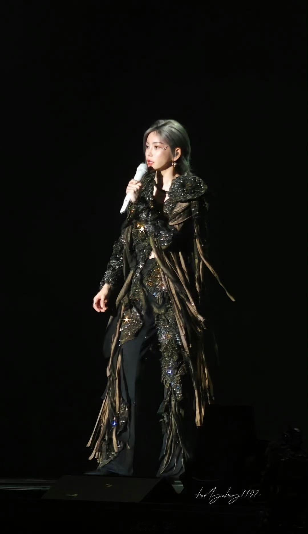 于文文回应粉丝穿婚纱看演唱会于文文南京演唱会超暖！发头纱还回应穿婚纱的粉丝，说结