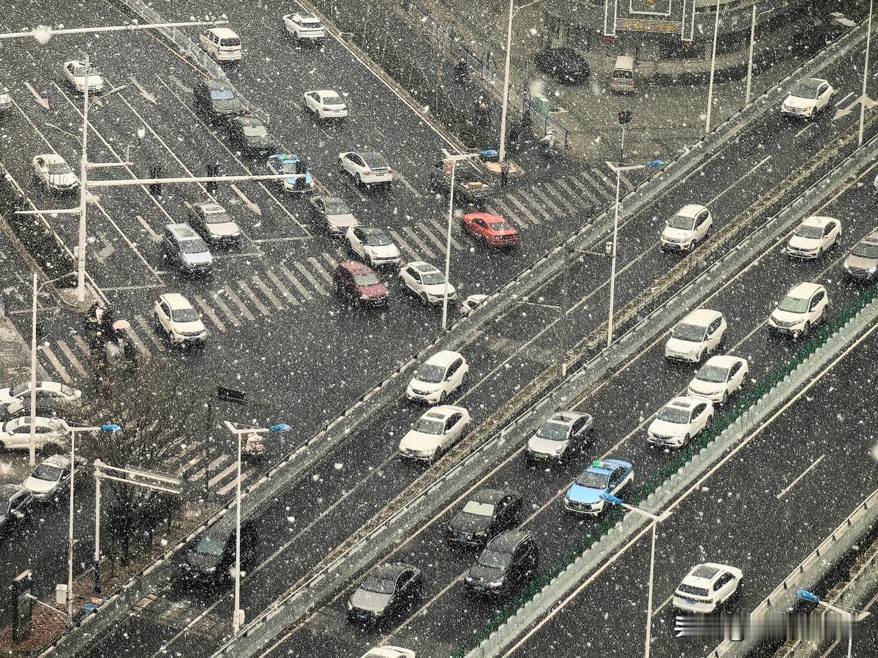 今天石家庄人的朋友圈被这场突如其来的雪刷屏了！今天是农历正月二十四，这也是202