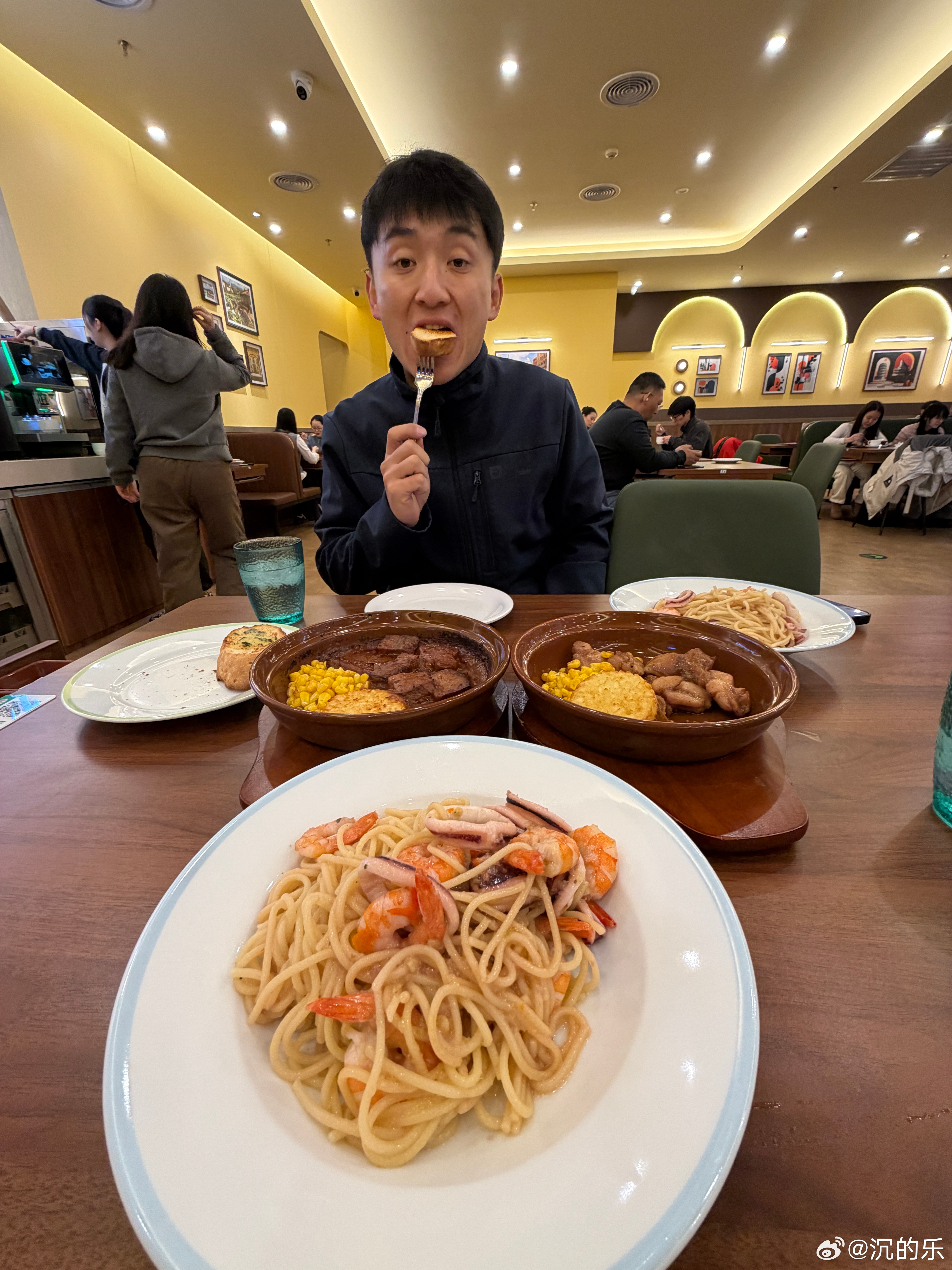 中关村打工牛马的脊梁都是萨利亚给的 北京·中关村步行街