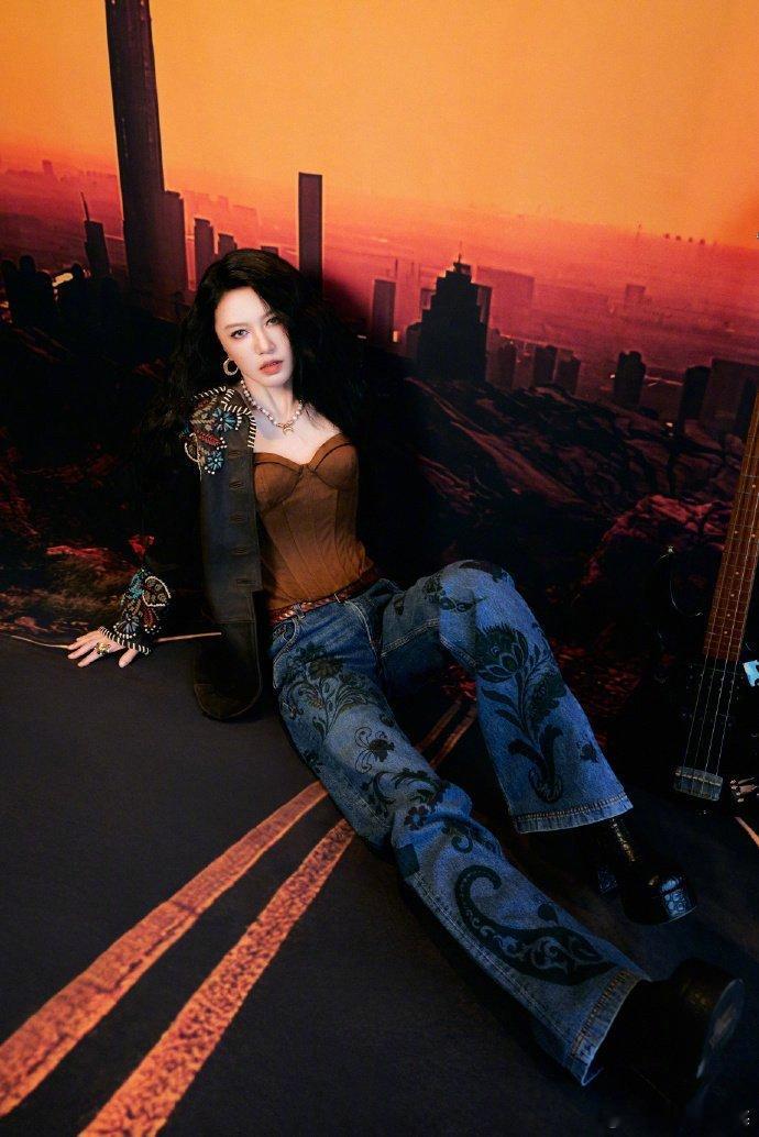 谭维维美拉德造型 阔腿裤的卡其色垂坠感十足，裤脚扫过深棕的短靴，每一步都像踩在落