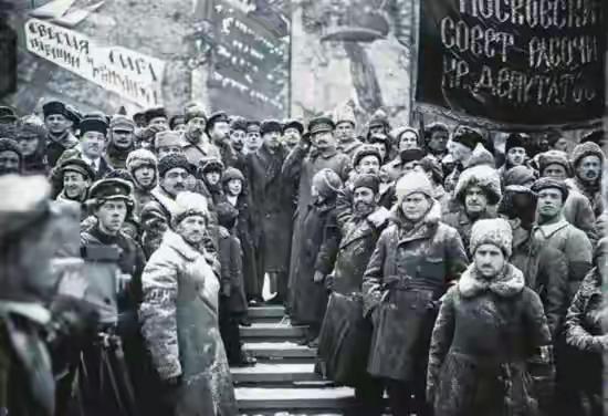 解放军渡过长江，斯大林明白，再也没有任何力量阻挡毛泽东的步伐。

长江的浪涛声里