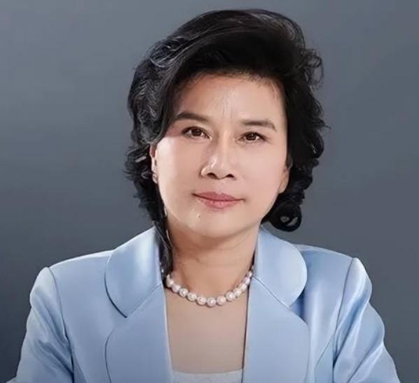 2014年，董明珠换掉格力代言人成龙，记者问她：“您是觉得代言费太贵了吗？”本以