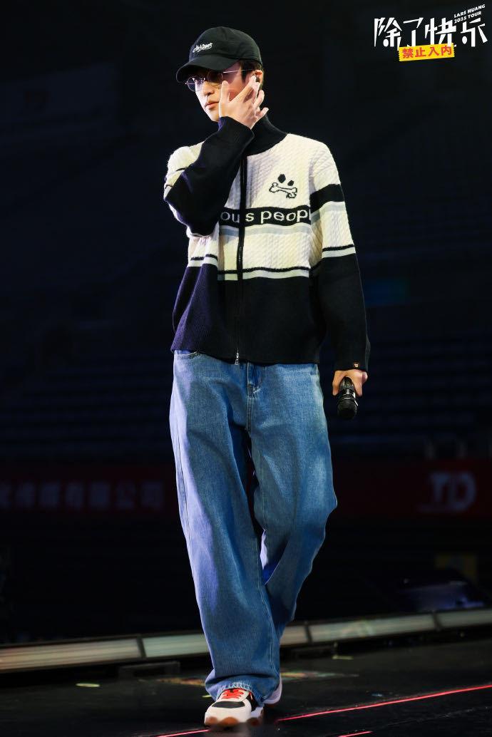 黄子弘凡最冷的地方跳最热的舞 谁被黄子弘凡冻天热舞帅到了！哈尔滨站唱跳超绝，零下