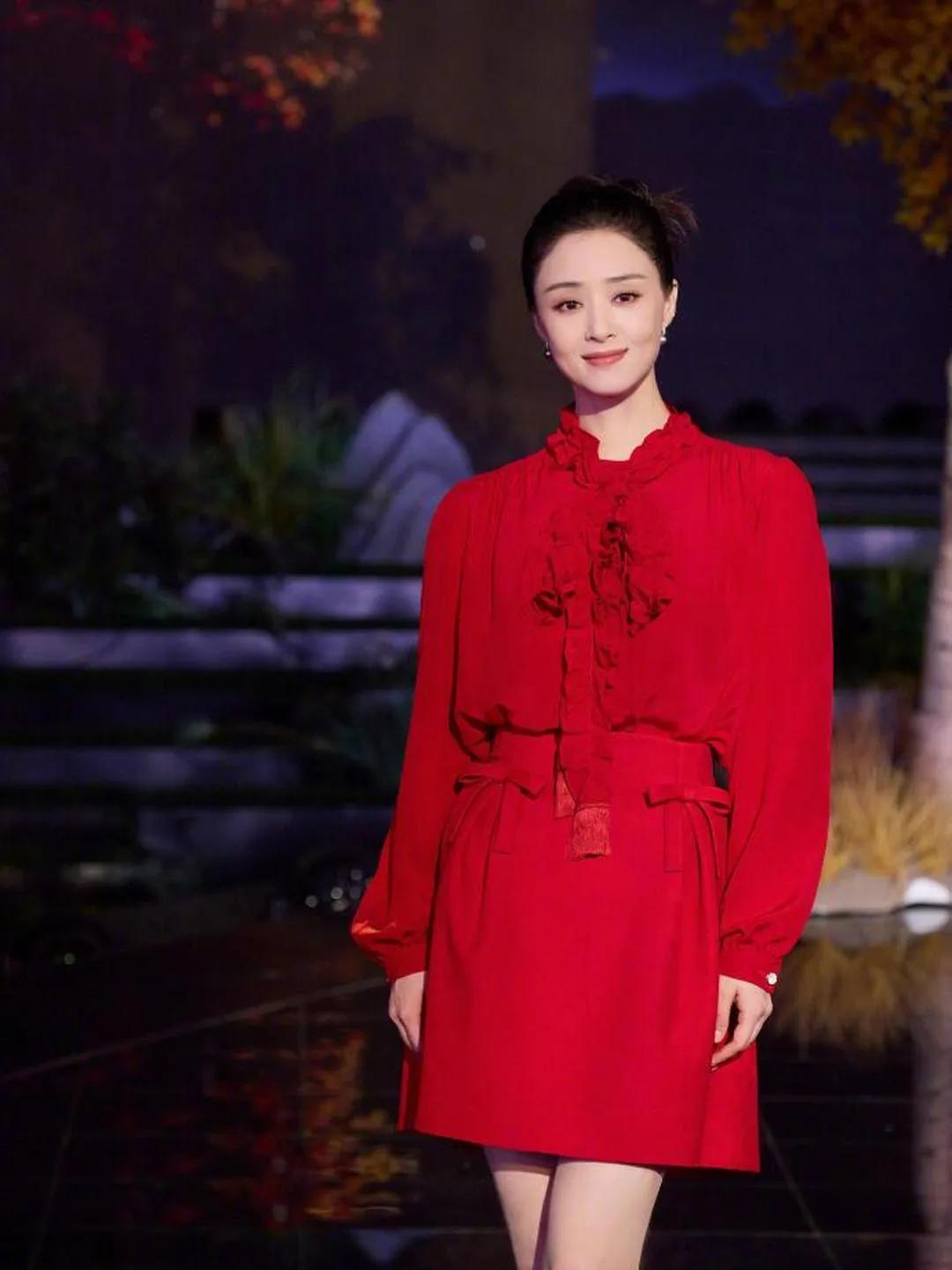 蒋欣这套红裙太适合微胖女生借鉴！
✅ 高收腰+A字裙摆：藏住小肚腩，优化比例显腿