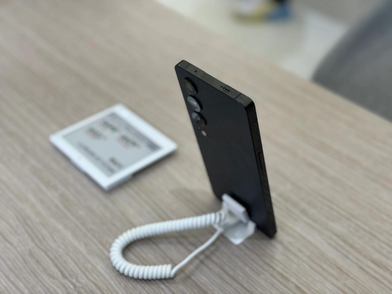 现场也是有魅族20无界版的，非常酷。这台手机我觉得完全是魅族秀肌肉来的，结构设计