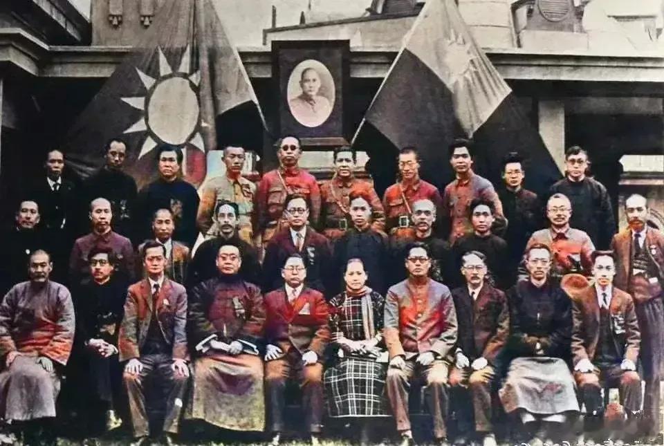 国民党宣传部长毛泽东的照片，拍摄于1924年。你瞅瞅，毛泽东在这照片里面是哪一个